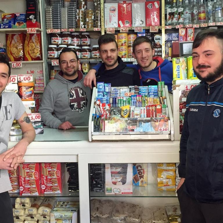 Die Jungs vom Krämerladen in Neapel: 'Die Politik sollte sich ein Beispiel an uns nehmen'