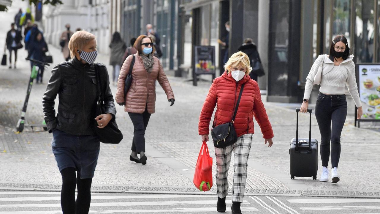 Menschen tragen Masken in Prag, Tschechien. 