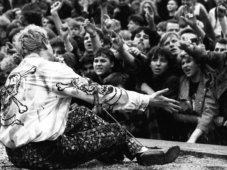 Vor 4000 begeisterten Fans findet in der Freilichtbühne "Junge Garde" im Großen Garten in Dresden am 21.4.1990 ein Punkrock-Konzert statt.