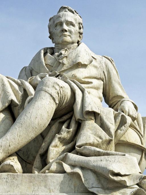 Blick auf die Statue des Denkmals Alexanders von Humboldt in Berlin gegen den Himmel