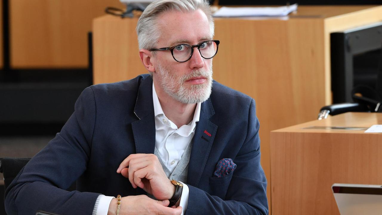 28.03.2019, Thüringen, Erfurt: Benjamin-Immanuel Hoff (Die Linke), Thüringens Staatskanzleichef, sitzt im Plenarsaal während der Landtagssitzung. Thüringens Landtag beschäftigt sich an diesem Tag mit der dritten Runde der Gemeindefusionen und mit der Anhebung der Beamtenbesoldung. Auch eine Änderung des Waldgesetzes liegt dem Parlament vor. Foto: Martin Schutt/dpa-Zentralbild/dpa | Verwendung weltweit