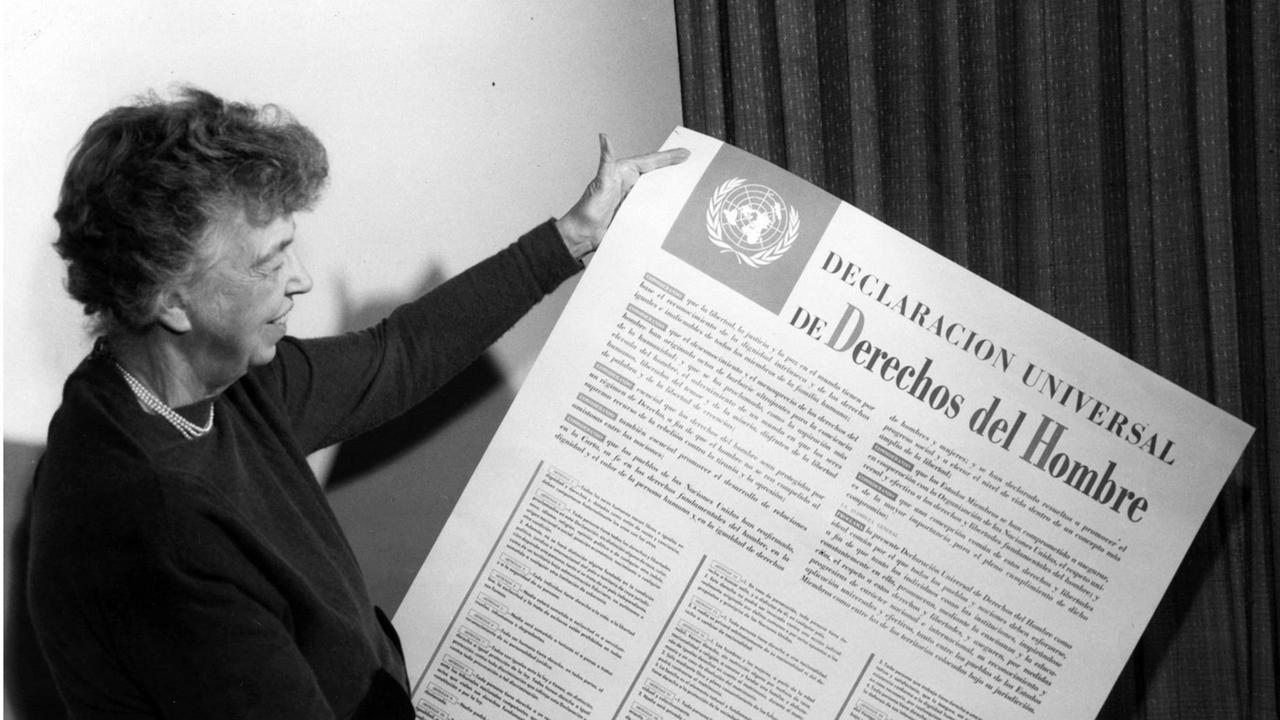 Eleanor Roosevelt mit einer spanischen Übersetzung der UN-Menschenrechtscharta