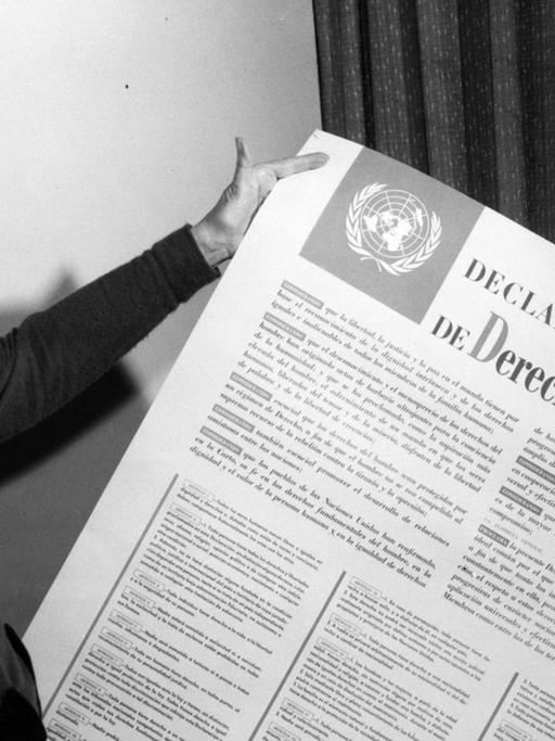 Eleanor Roosevelt mit einer spanischen Übersetzung der UN-Menschenrechtscharta