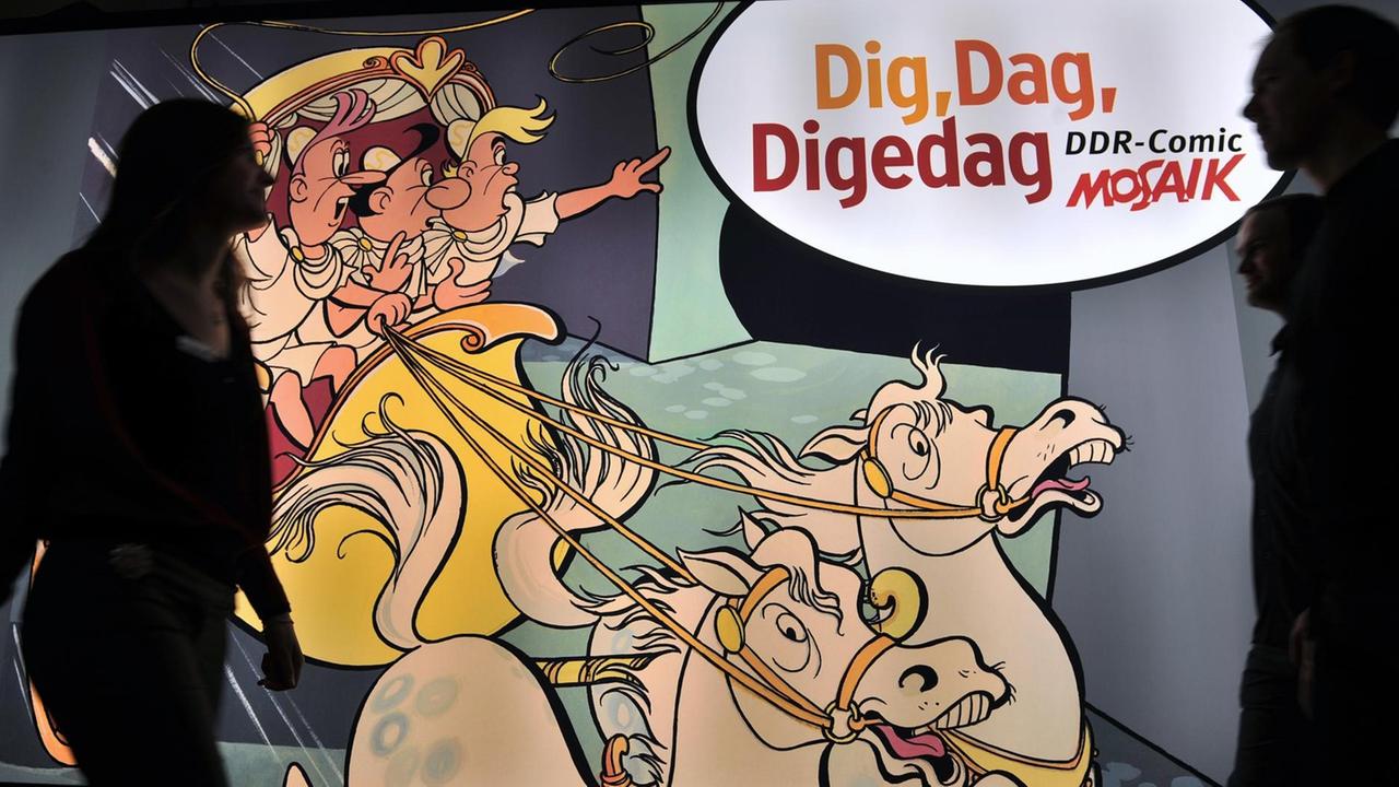 Besucher gehen durch die Ausstellung «Dig, Dag, Digedag. DDR-Comic Mosaik» im Zeitgeschichtlichen Forum Leipzig.