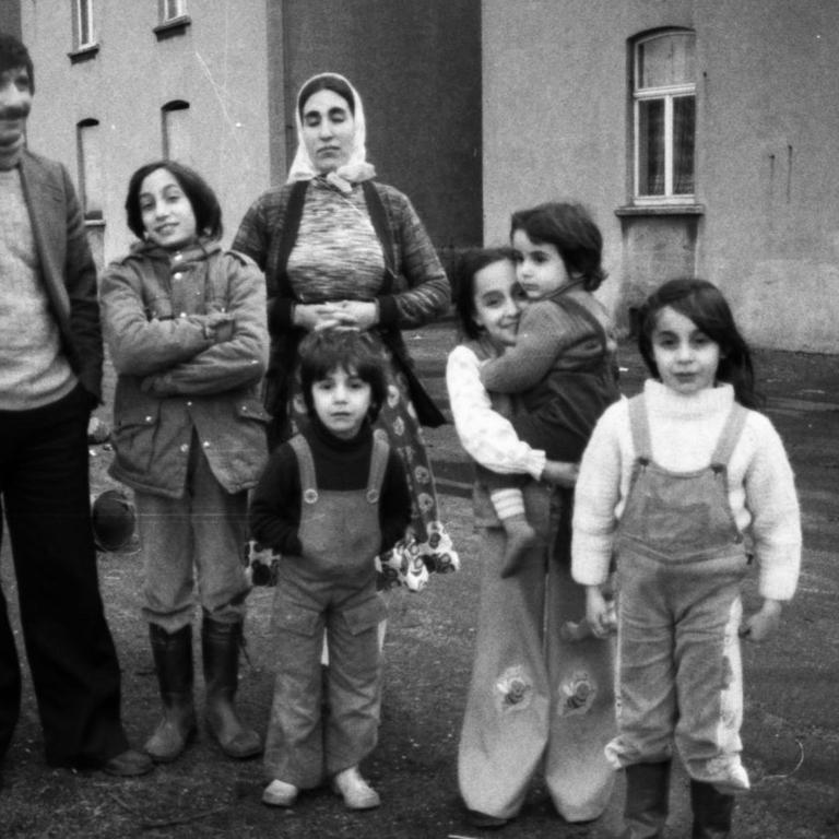 Türkische Familie mit sechs Kindern am 14.03.1979 in Duisburg.