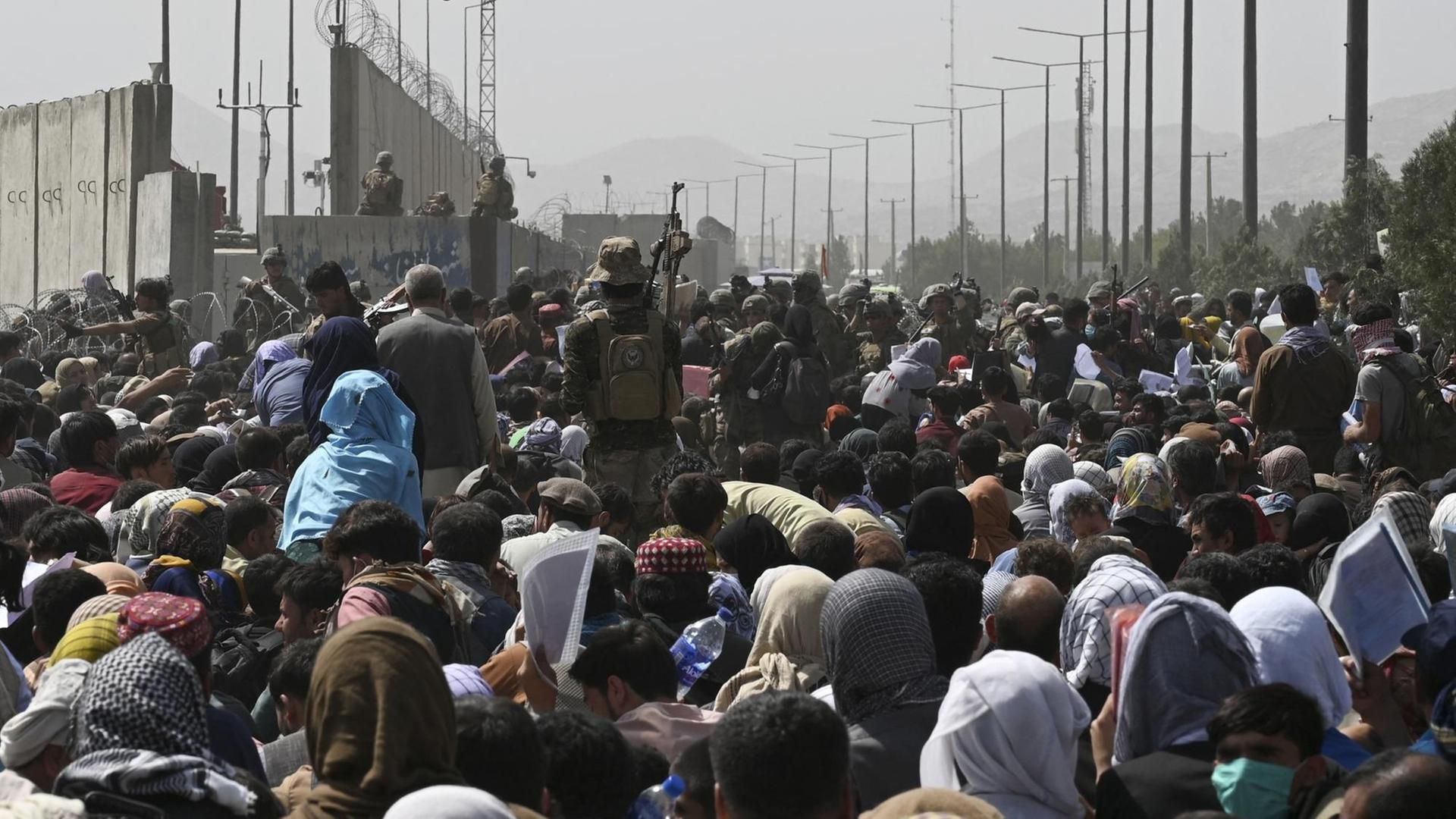 Hunderte Menschen warten vor dem Flughafen in Kabul auf Rettung. Hunderte Menschen warten vor dem Flughafen in Kabul auf Rettung.
