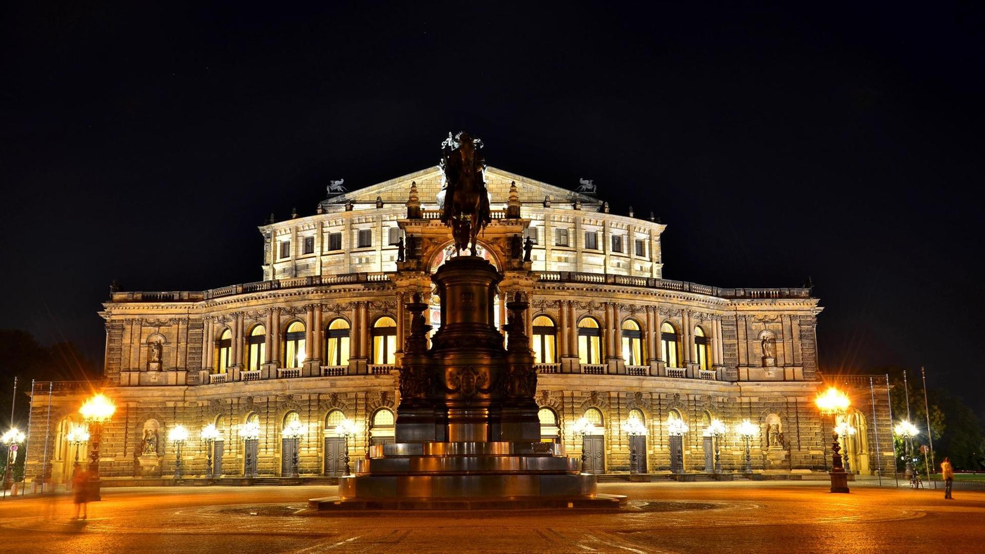 Die Semperoper in Dresden bei Nacht