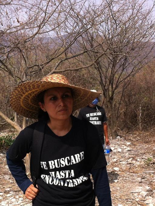 Eine Angehörige sucht nach ihrem Bruder, der vor drei Jahren verschwunden ist. "Bis ich Dich finde", steht auf ihrem T-Shirt. 