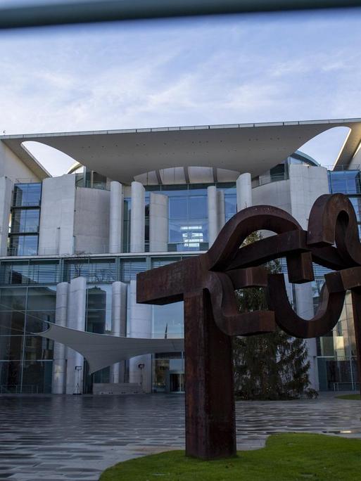 Blick zwischen den Gitterstäben auf das Bundeskanzleramt in Berlin. Foto: Neundorf/Kirchner-Media Blick zwischen den Gitterstäben auf das Bundeskanzleramt in Berlin. Foto: Neundorf/Kirchner-Media