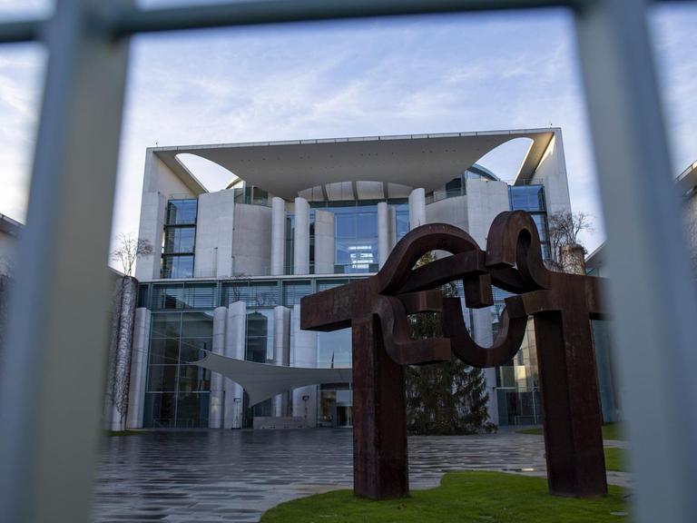 Blick zwischen den Gitterstäben auf das Bundeskanzleramt in Berlin. Foto: Neundorf/Kirchner-Media Blick zwischen den Gitterstäben auf das Bundeskanzleramt in Berlin. Foto: Neundorf/Kirchner-Media