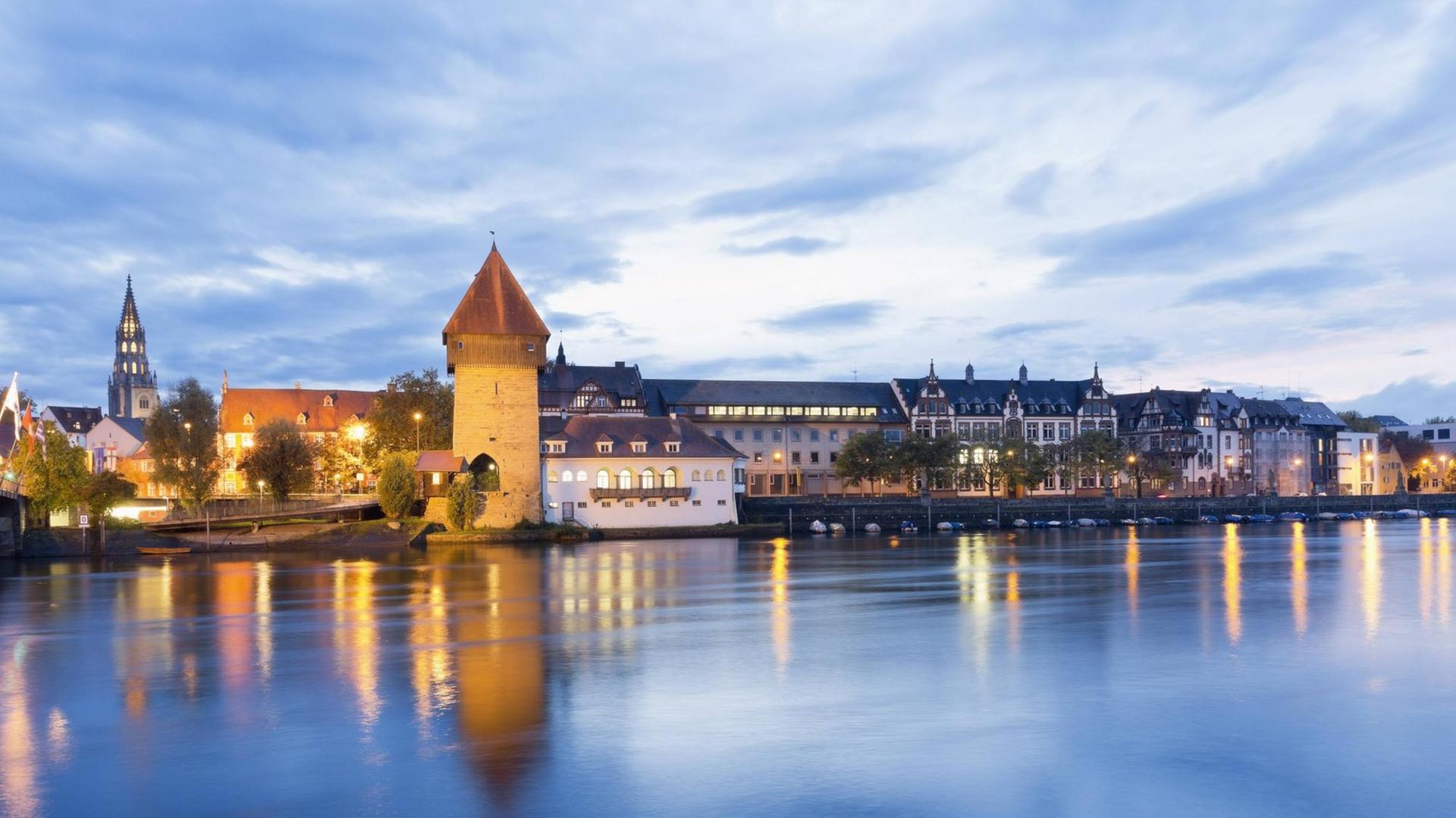 Blick über den Rhein auf die Altstadt, den Rheintorturm und den Konstanzer Münster