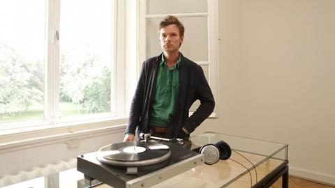 Der Künstler Clemens von Wedemeyer steht am 12.09.2014 im Kunstverein Braunschweig (Niedersachsen) neben einer akustischen Präsentation, die im Rahmen der Ausstellung "Every Word You Say" zu hören ist.