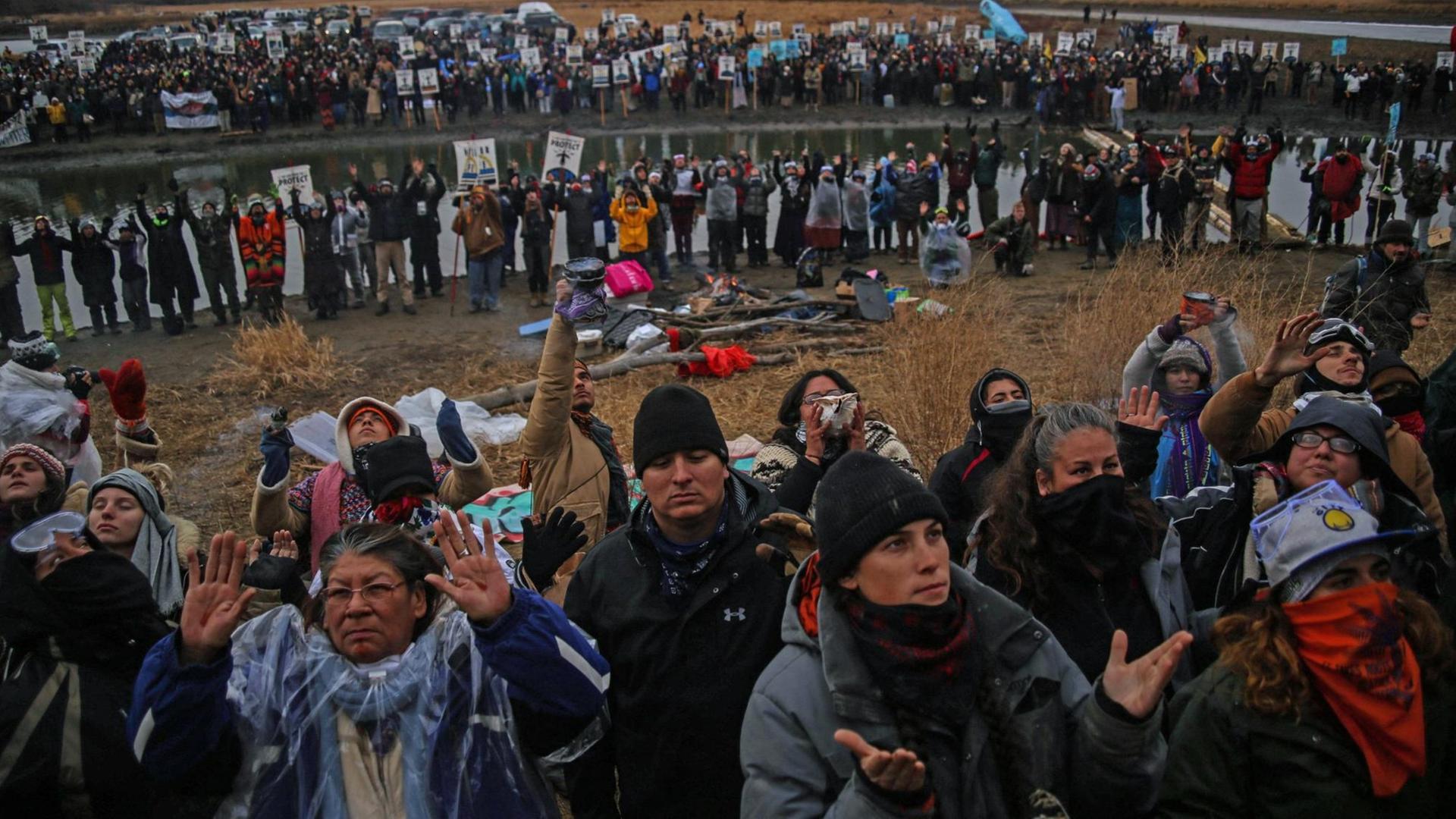 Protest gegen den Bau einer Erdölpipeline in North Dakota: Aktivisten und Bewohner des Sioux-Reservats beten gemeinsam im Bemühen um Deeskalation im Streit mit den Behörden