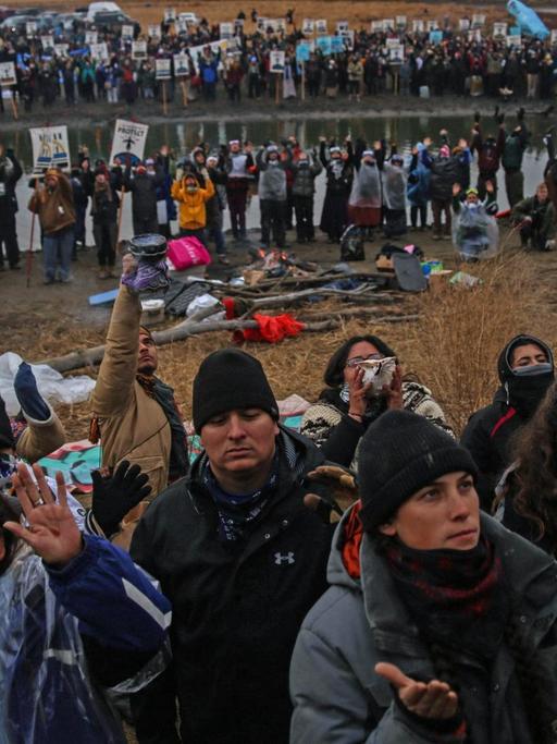 Protest gegen den Bau einer Erdölpipeline in North Dakota: Aktivisten und Bewohner des Sioux-Reservats beten gemeinsam im Bemühen um Deeskalation im Streit mit den Behörden