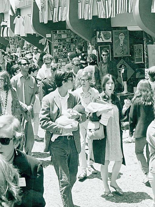 Hippies auf dem Monterey International Pop Festival im Juni 1967 in Kalifornien.