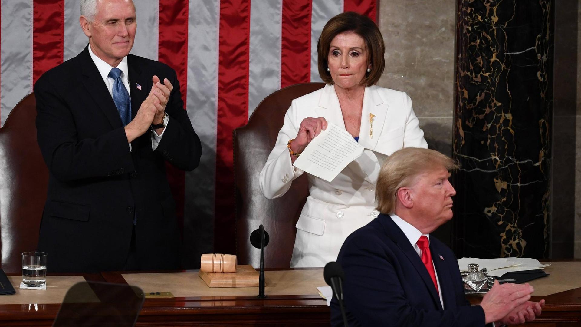 Die Sprecherin des US-Repräsentantenhauses Nancy Pelosi zerreißt nach der Rede zur Lage der Nation von Präsident Donald Trump eine Abschrift von dessen Ansprache