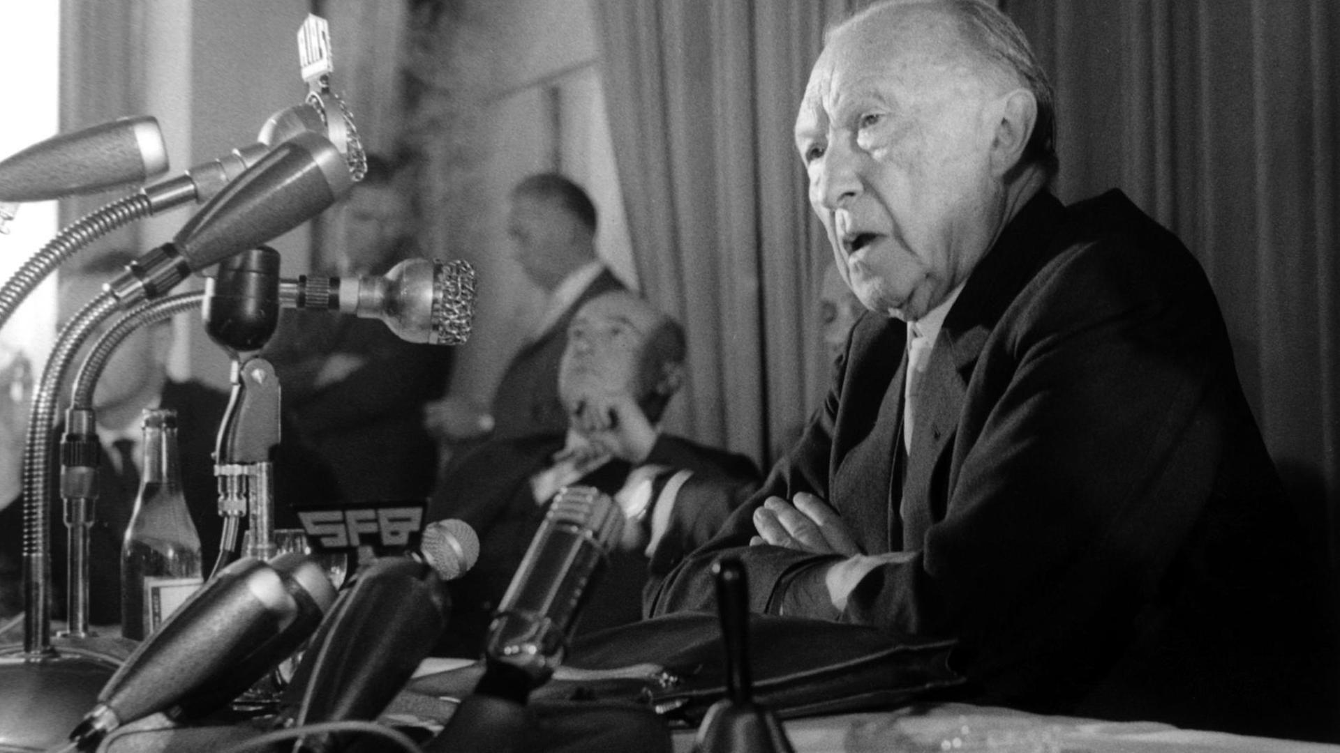 Bundeskanzler Konrad Adenauer hält am 22.08.1961 in Berlin eine Pressekonferenz anlässlich seines Besuches im Notaufnahmelager Marienfelde. Adenauer war von 1949 bis 1963 der erste Bundeskanzler der Bundesrepublik Deutschland und von 1951 bis 1955 zugleich Bundesaußenminister.