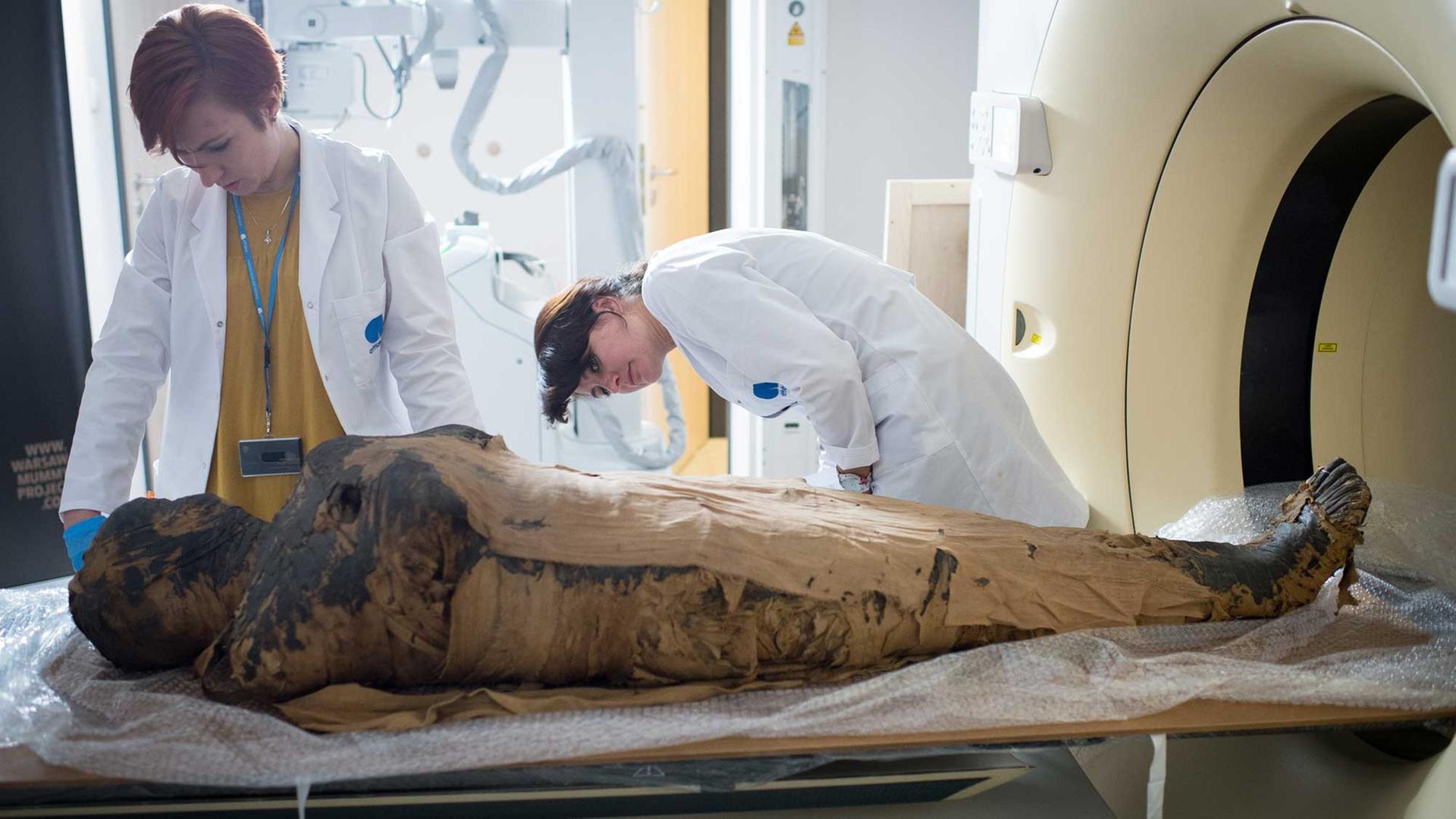 Polnische Wissenschaftler erforschen ägyptische Mumien in Warschau. Sie erhoffen sich Aufschlüsse über den Verlauf von Krankheiten wie zum Beispiel Krebs.
