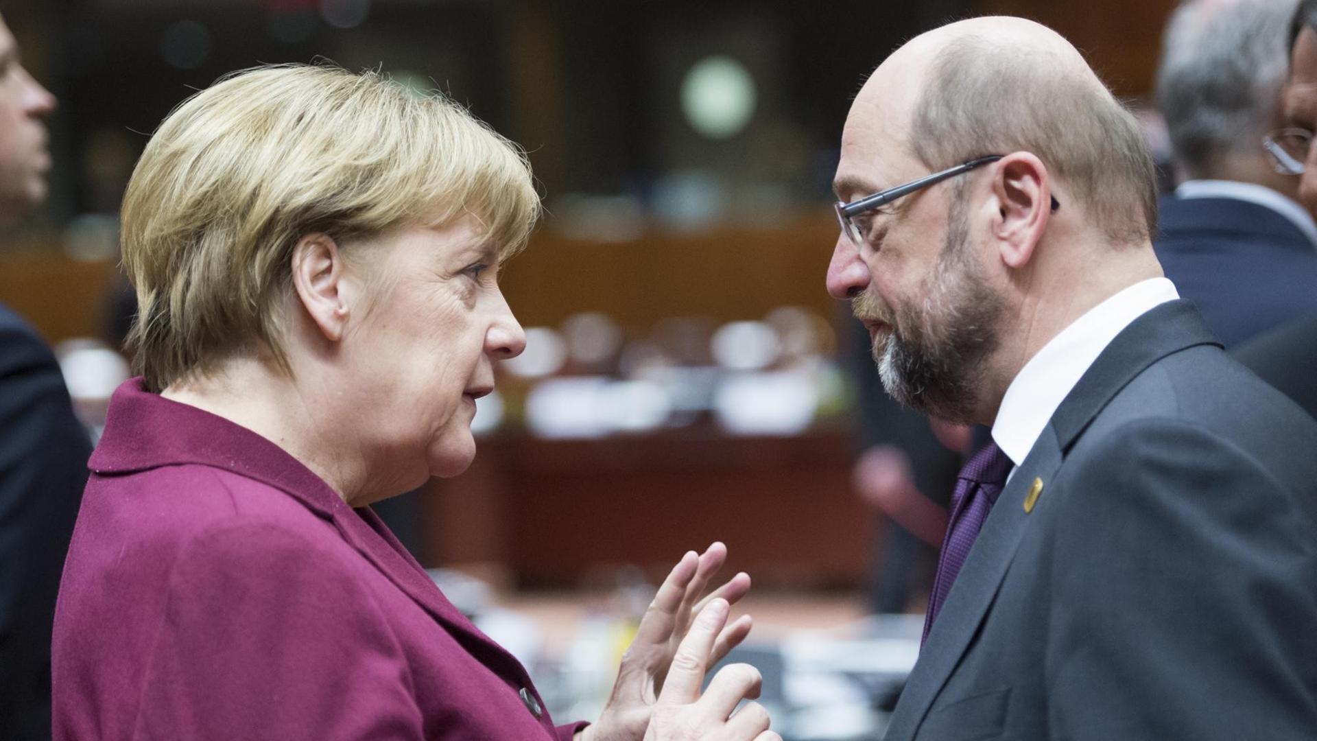 Bundeskanzlerin Angela Merkel und Martin Schulz im Gespräch in Brüssel