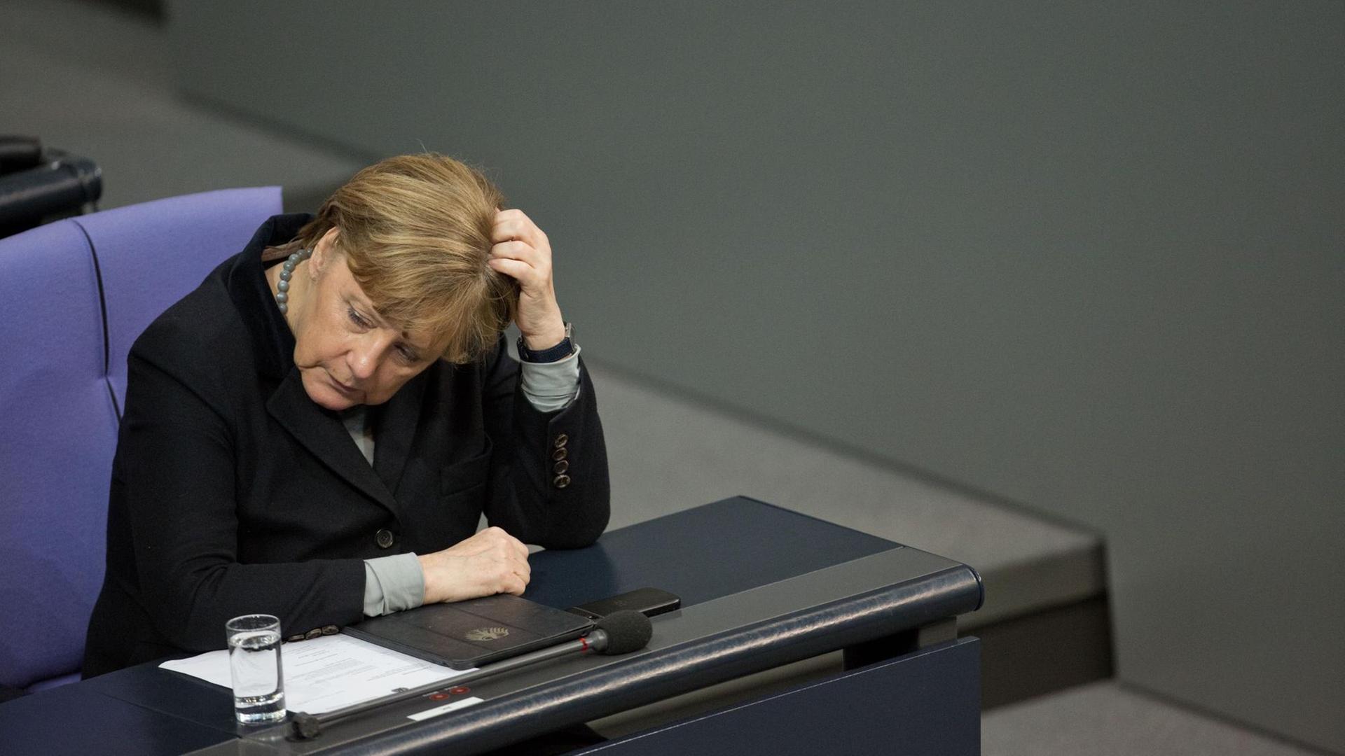 Bundeskanzlerin Angela Merkel (CDU) nimmt an der 148. Sitzung des Deutschen Bundestages teil.