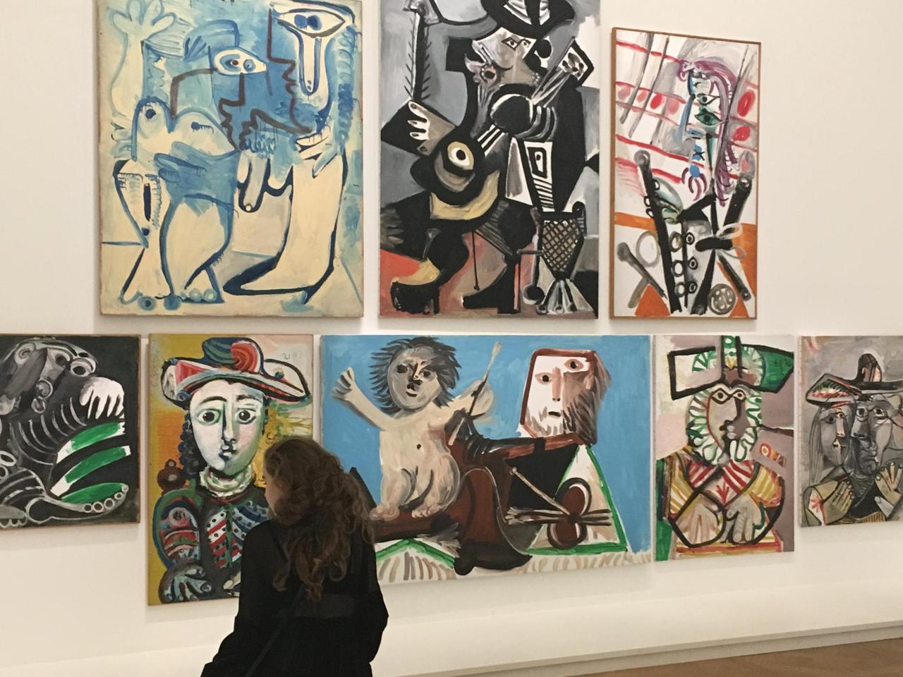 Eine Frau betrachtet im Pariser Picasso-Museum Gemälde des Künstlers