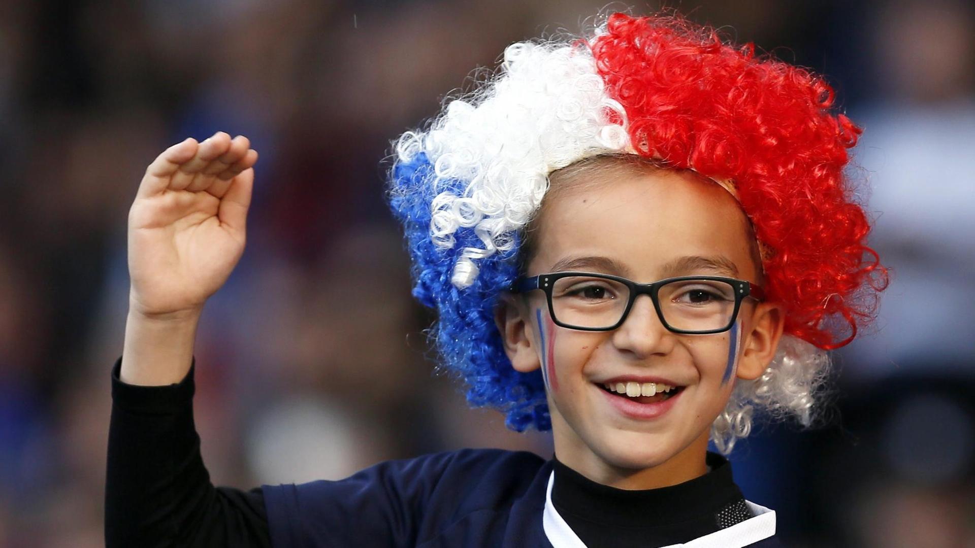 Ein junger Fan der französischen Fußball-Nationalmannschaft während des Testspiels gegen Schottland.