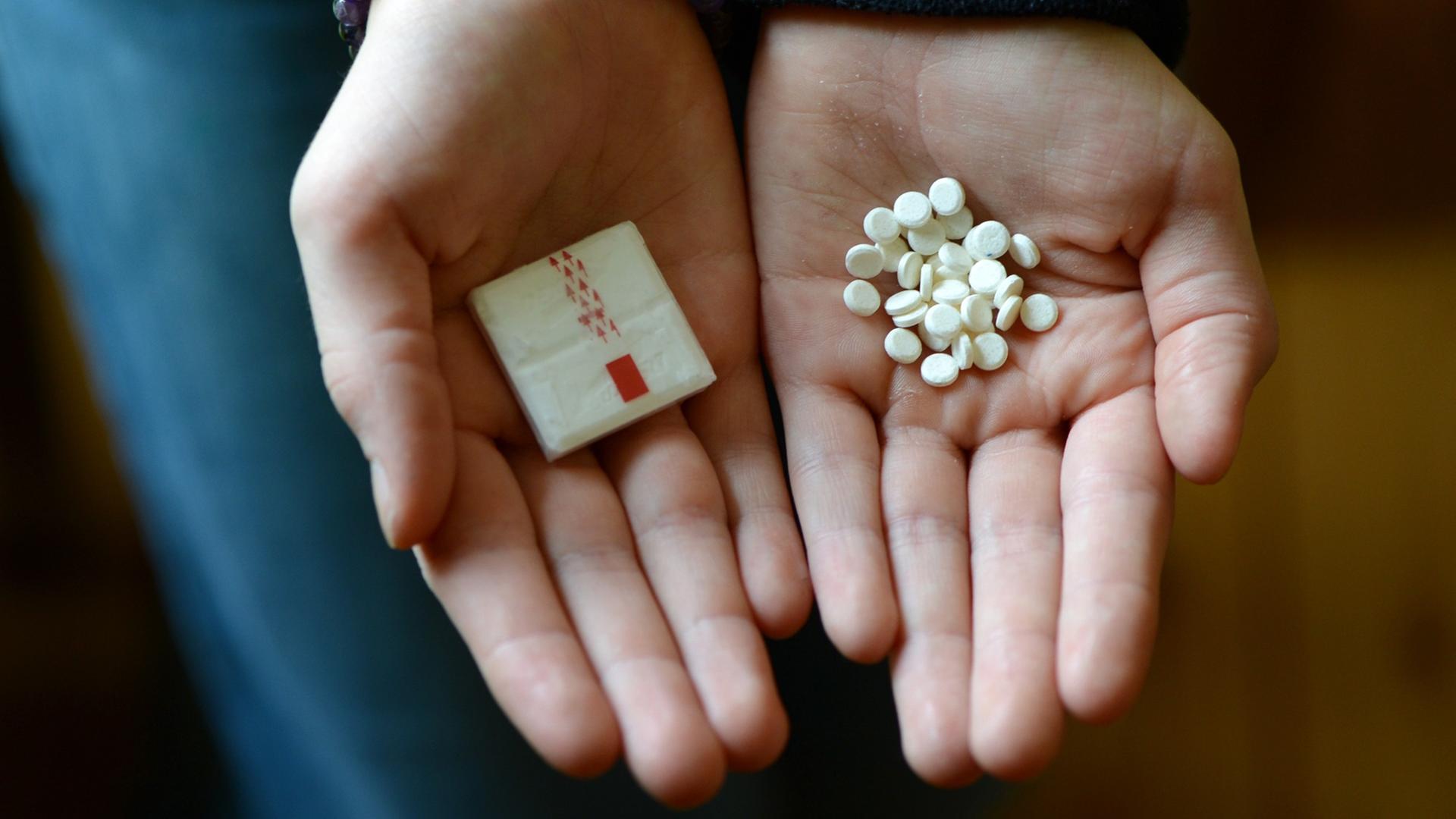 Illustration - Stevia in Tablettenform und ein Stück Traubenzucker am 19.02.2014 in Berlin liegen in zwei Mädchenhänden