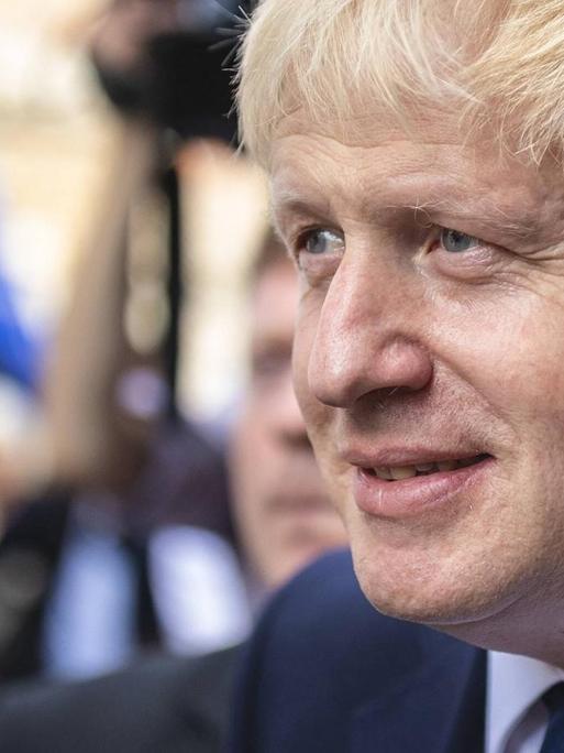 Der britische Politiker Boris Johnson blickt im Halbprofil zuversichtlich in Richtung seiner Anhänger.