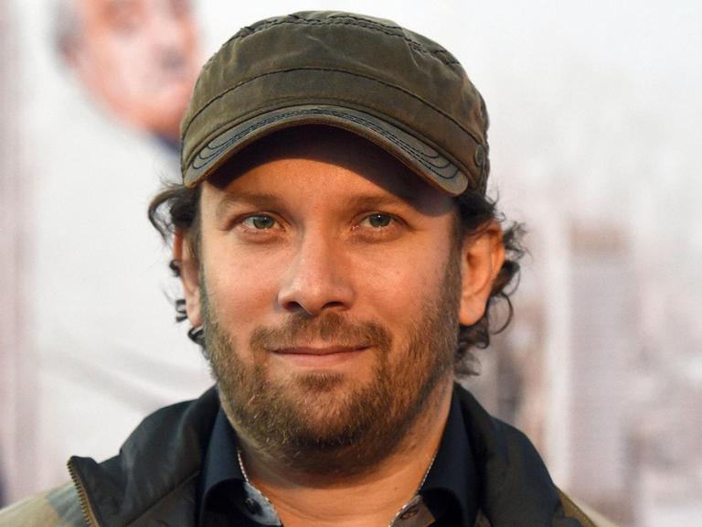 Der Schauspieler Christian Ulmen posiert am 09.08.2016 in Düsseldorf(Nordrhein-Westfalen) bei der Premiere des Kinofilms "Antonio, ihm schmeckt's nicht!". Der Film startet am 25. Aug 2016 in den Kinos. Foto: Henning Kaiser/dpa | Verwendung weltweit