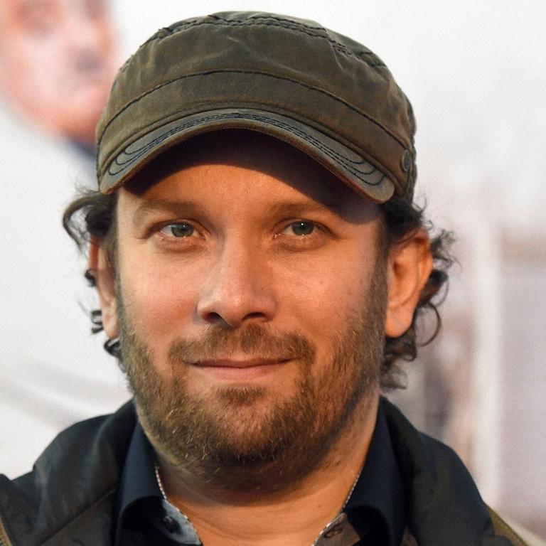 Der Schauspieler Christian Ulmen posiert am 09.08.2016 in Düsseldorf(Nordrhein-Westfalen) bei der Premiere des Kinofilms "Antonio, ihm schmeckt's nicht!". Der Film startet am 25. Aug 2016 in den Kinos. Foto: Henning Kaiser/dpa | Verwendung weltweit