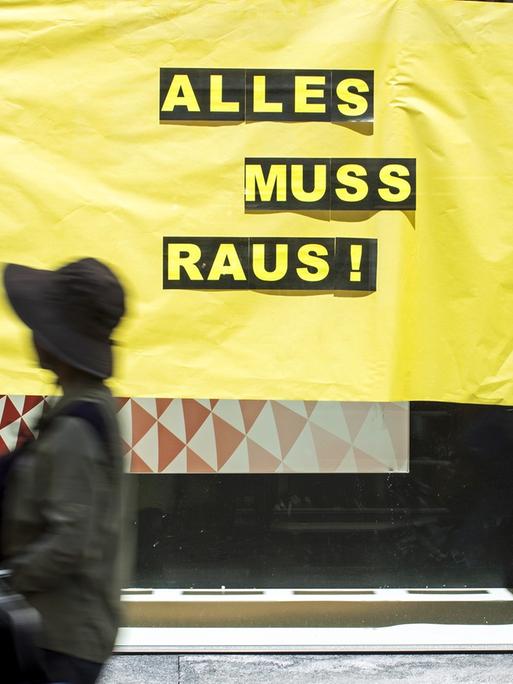 Personen vor einem Schaufenster mit der Aufschrift "Alles muss raus" in der Altstadt Luzern, fotografiert am Dienstag den 26. Juni 2018