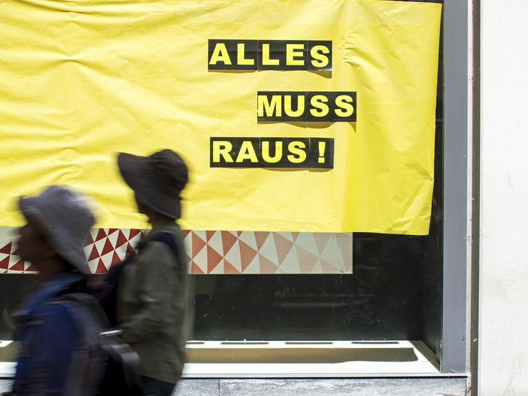 Personen vor einem Schaufenster mit der Aufschrift "Alles muss raus" in der Altstadt Luzern, fotografiert am Dienstag den 26. Juni 2018
