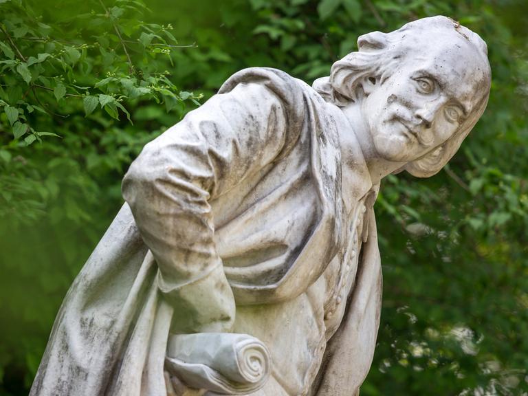 Ein Denkmal von William Shakespeare im Park an der Ilm in Weimar.