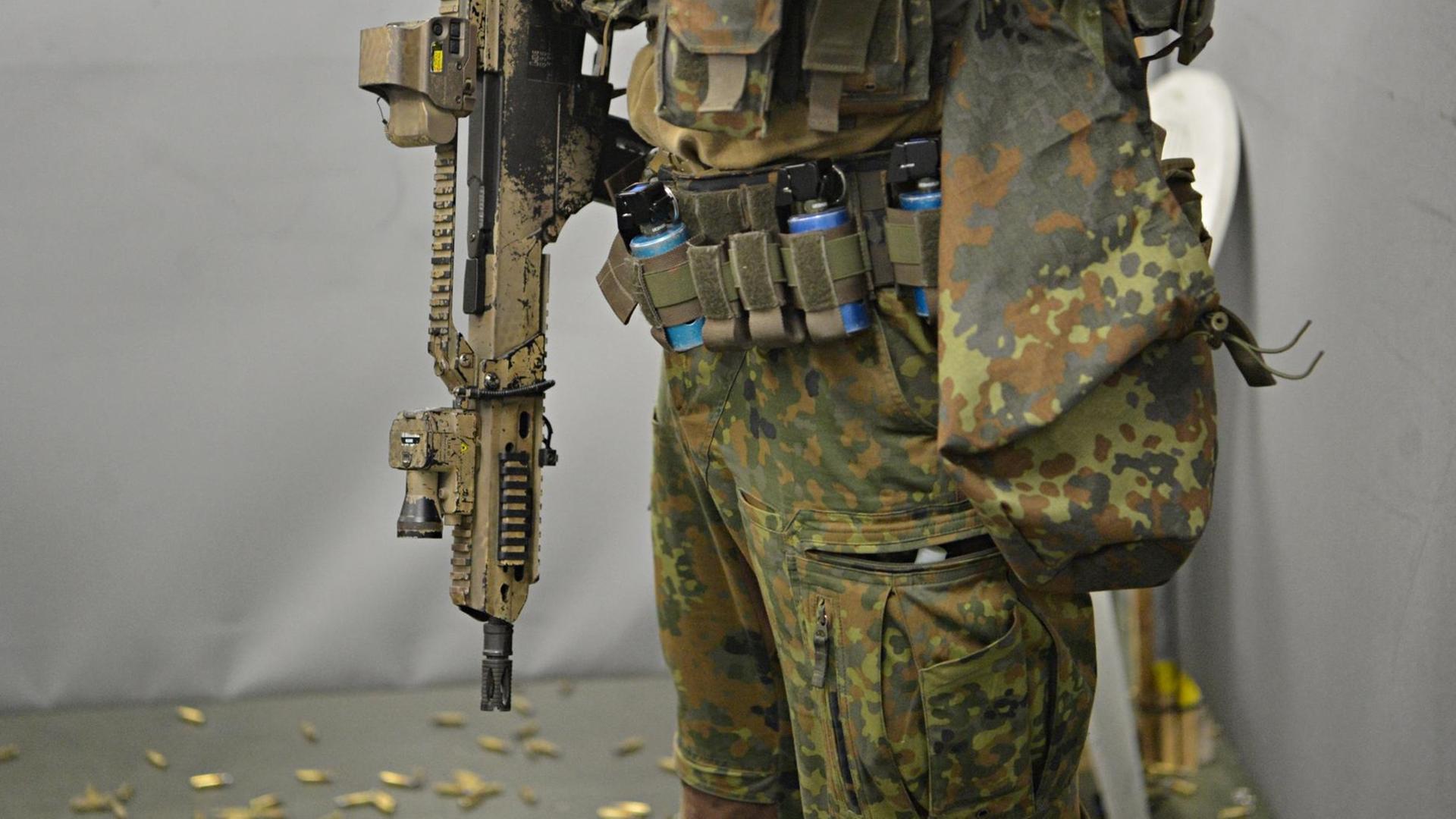 Soldaten trainieren am 23.01.2017 in Calw (Baden-Württemberg) mit einem G36 Gewehr im Schießausbildungszentrum auf dem Kasernengelände des Kommandos Spezialkräfte (KSK)