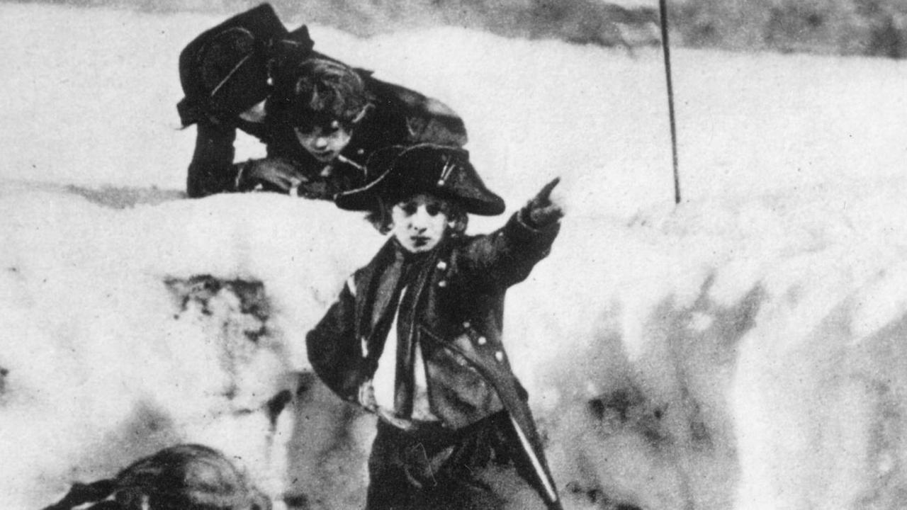 Der junge Napoleon kommandiert in der Militärschule in Brienne eine Schneeballschlacht. Das Bild zeigt eine Szene aus dem Stummfilm "Napoleon", Frankreich 1925-27; Regie u.Buch: Abel Gance; Rekonstruktion des Films: Kevin Brownlow