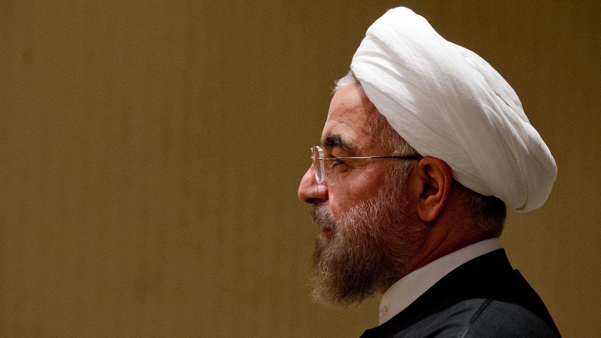 Der Präsident des Iran, Hassan Ruhani, wartet am 25.09.2014 in New York (USA) am Rande der UN-Generalversammlung auf ein Gespräch mit dem deutschen Bundesaußenminister Steinmeier (SPD).