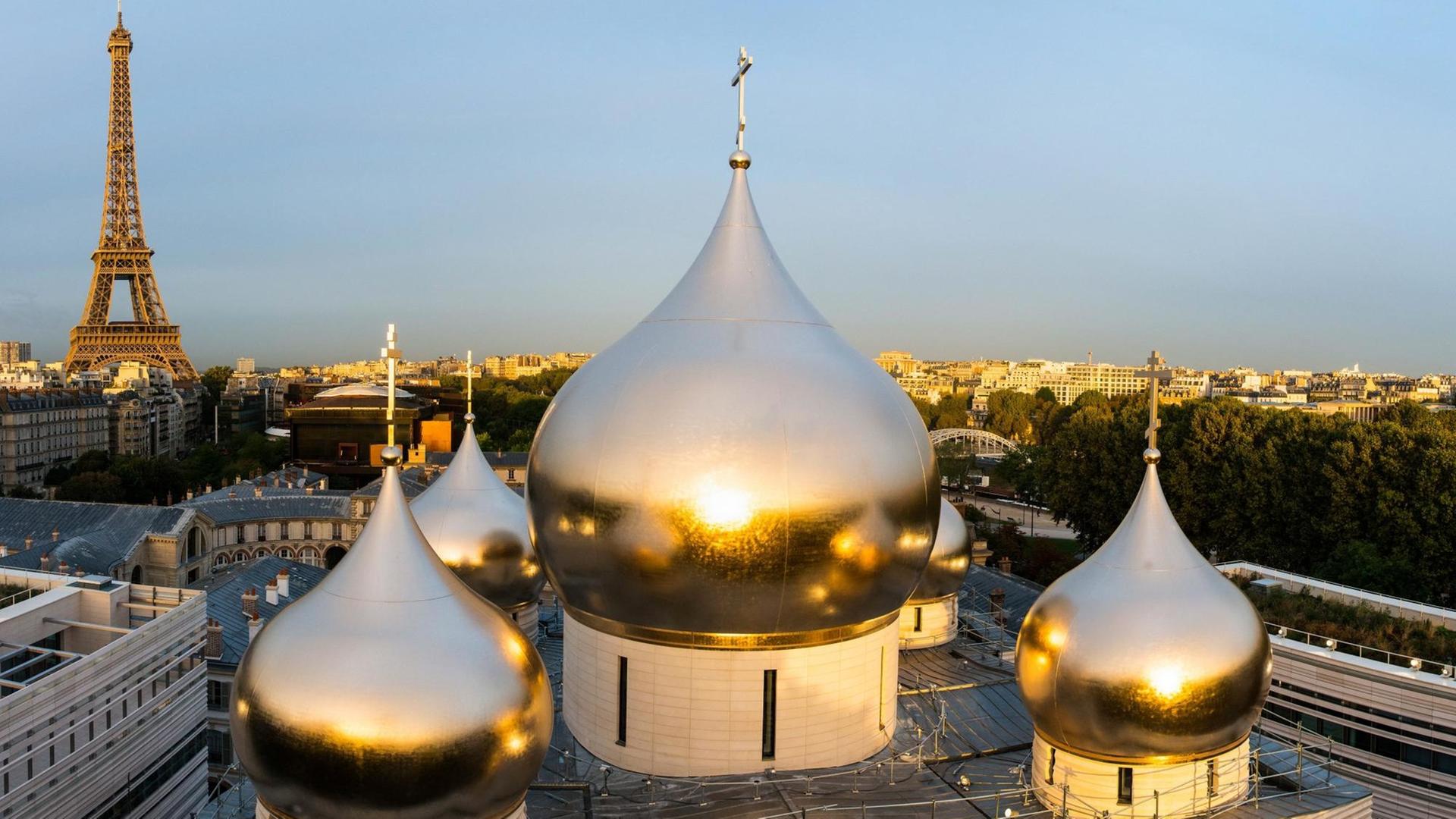 Die Domspitzen der russisch-orthodoxen Kirche, die gerade in Paris gebaut wird. Im Hintergrund ist der Eifelturm.