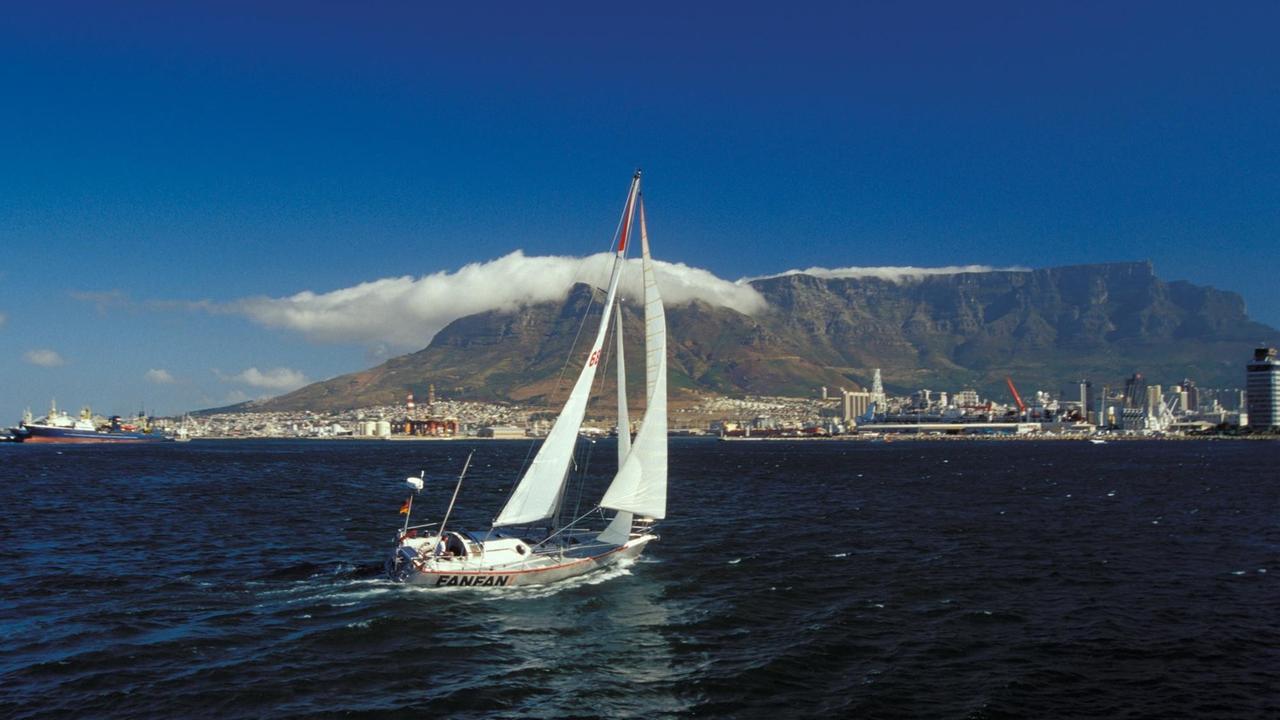 Die Yacht "Fanfan" segelt vor dem Tafelberg.
