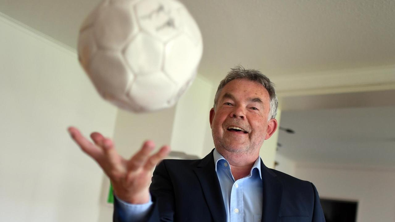Sportmoderator Manfred Breuckmann wirft am 03.06.2016 in Düsseldorf (Nordrhein-Westfalen) einen Ball in die Höhe. Breuckmann feiert am 11. Juni seinen 65. Geburtstag