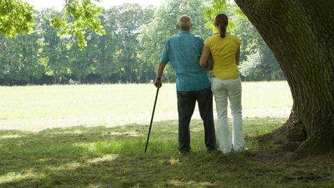 Vater mit erwachsener Tochter im Park