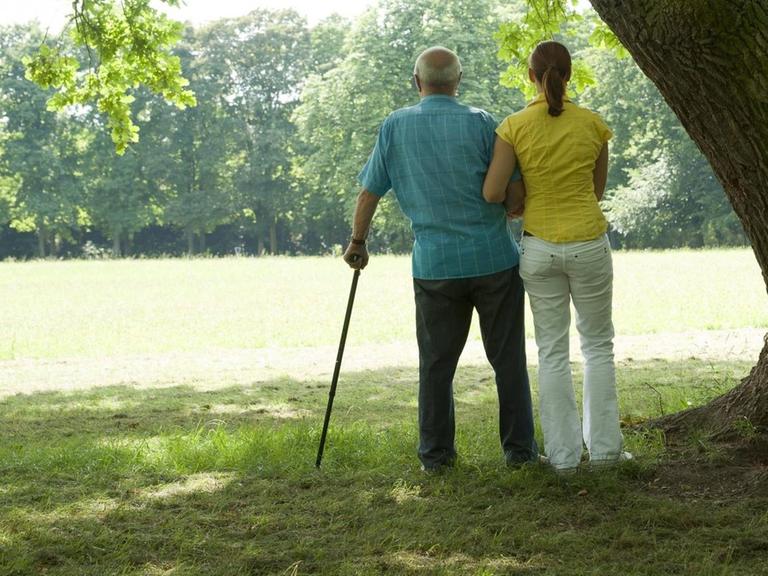 Vater mit erwachsener Tochter im Park