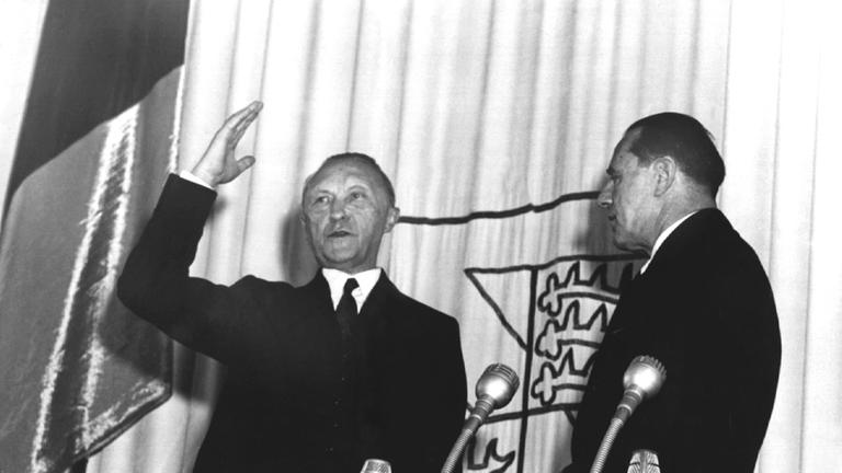 Vereidigung Konrad Adenauers zum ersten Bundeskanzler am 20.9.1949: Seine Wahl wurde mit einer Stimme entschieden. Vereidigung Konrad Adenauers zum ersten Bundeskanzler am 20.9.1949: Seine Wahl wurde mit einer Stimme entschieden.