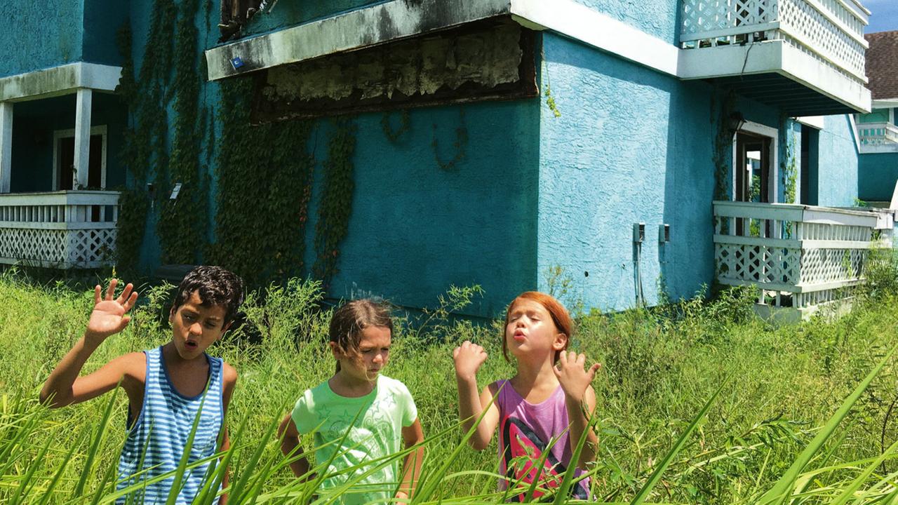 Wenn die ganze Welt ein Abenteuerspielplatz ist: Moonee (Brooklynn Prince), Scooty (Christopher Rivera, l.) und Jancey (Valeria Cotto, r.) erkunden die Umgebung rund um die Motelanlage. Szenenbild aus "The Florida Project" von Sean Baker