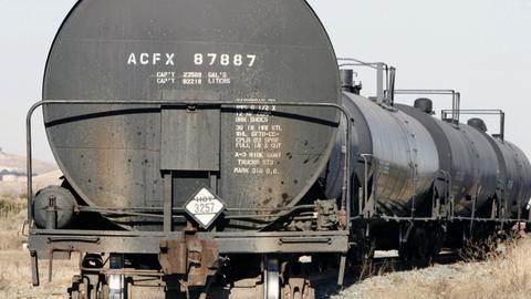 Öl und Gas werden mit Zügen quer durch die USA transportiert. Güterzug aufgenommen im kalifornischen Bay Area im Jahr 2005