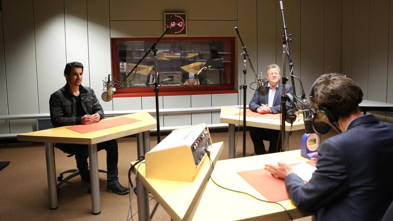 Flüchtling Ahmed Ahmed und Thomas Geiß im Gespräch mit Jasper Barenberg im DLF-Studio.
