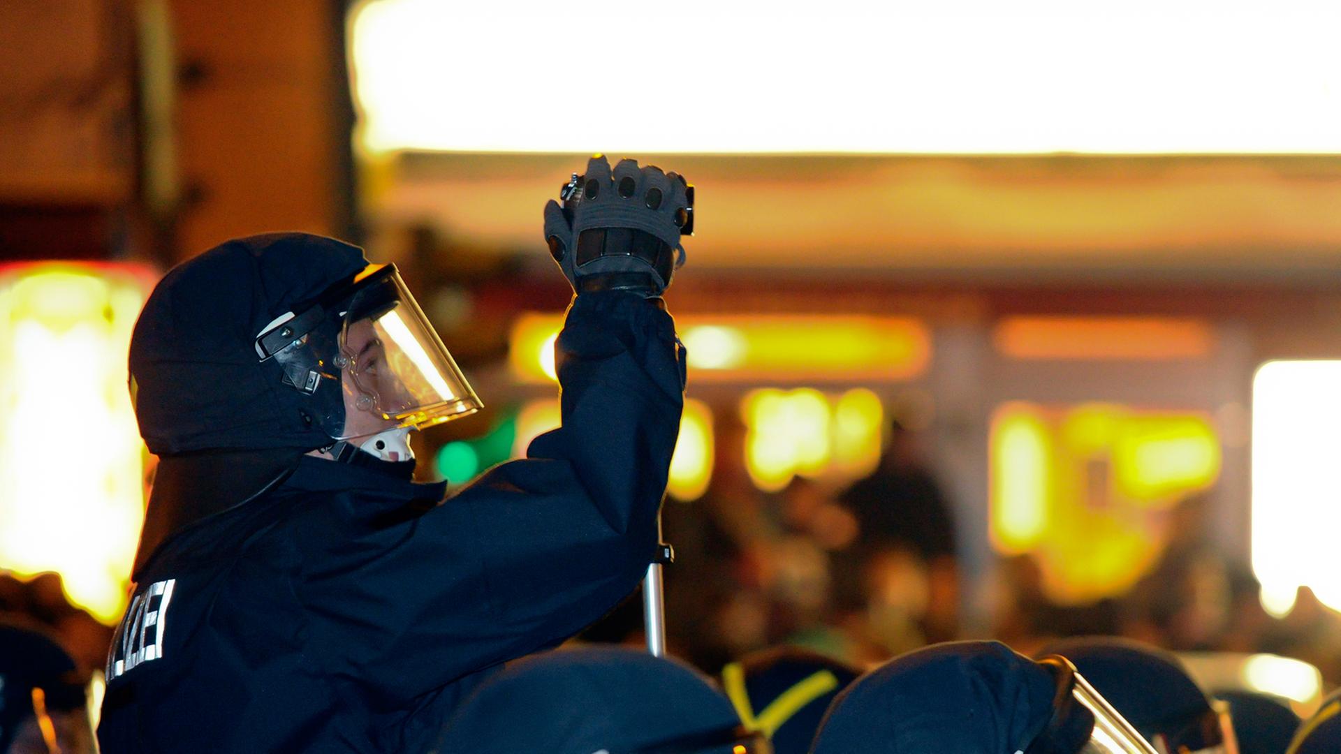 Ein Polizeibeamter filmt im Februar 2011 eine Demonstration in der Warschauer Straße in Berlin.