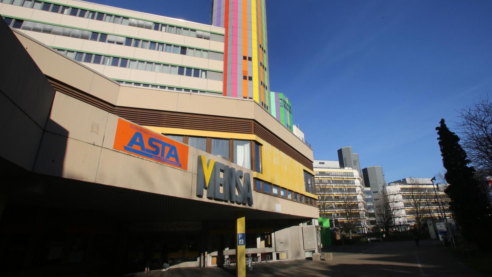 Gebäude der Universität Duisburg-Essen, aufgenommen am 30.12.2015 in Essen (Nordrhein-Westfalen).