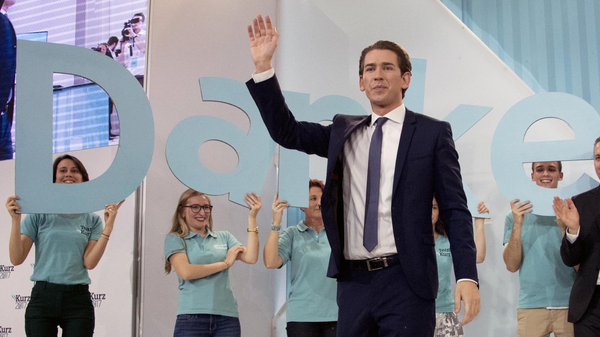 Der ÖVP-Vorsitzende Sebastian Kurz jubelt nach dem Sieg seiner Partei bei der Nationalratswahl in Österreich.