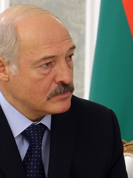 Der weißrussische Präsident Alexander Lukaschenko unterhält sich am 17.01.2017 in Minsk (Weißrussland) mit Bundesaußenminister Gabriel (nicht im Bild). Foto: Friedemann Kohler/dpa | Verwendung weltweit