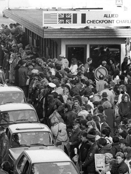 Großer Andrang von Bürgern aus der DDR am Grenzübergang Checkpoint Charlie in Berlin am 10.11.1989.